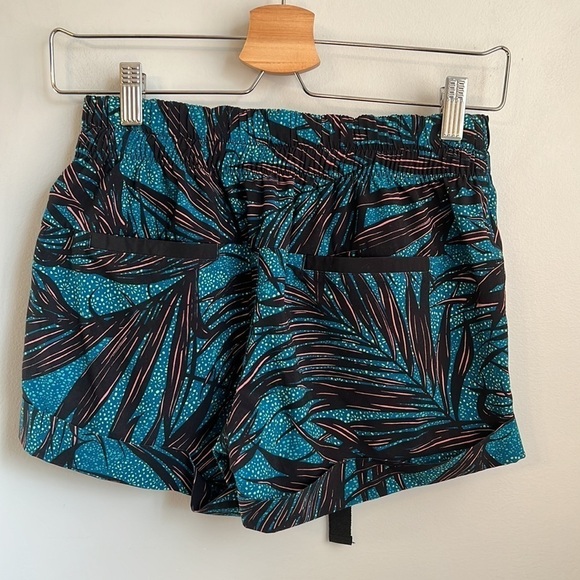 Lululemon Spring Break Away Short SZ 4 - Picture 5 of 7